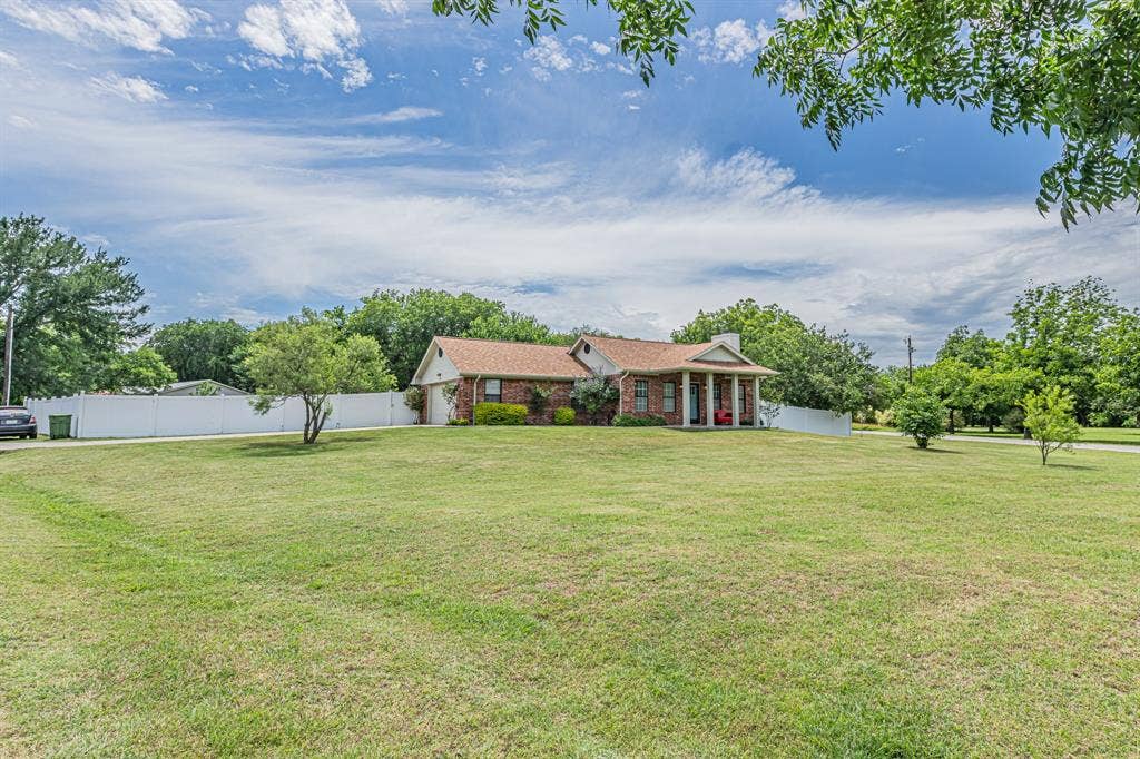 204 S Spring Branch Trail, Springtown, TX 76082 Large front yard with view