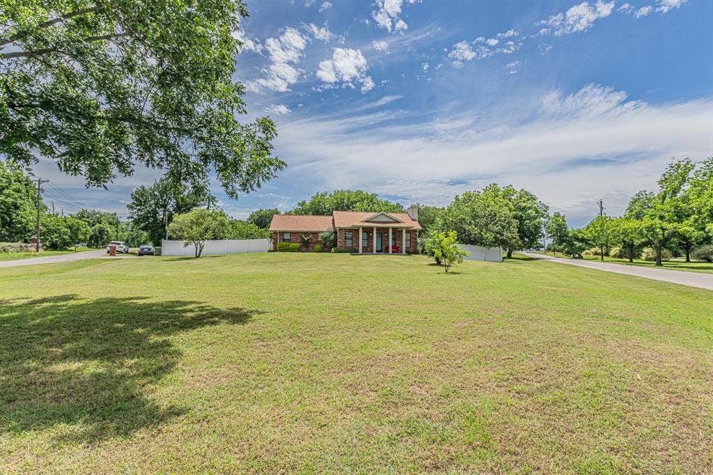 204 S Spring Branch Trail, Springtown, TX 76082 Large front yard with view