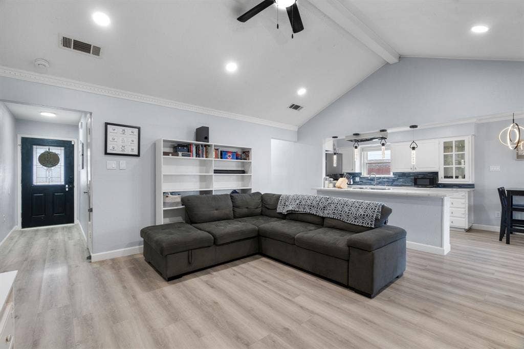 7629 Cedarhill Road, Watauga, TX 76148 Vaulted ceiling living area featuring wood-finish flooring, recessed lighting, and a ceiling fan