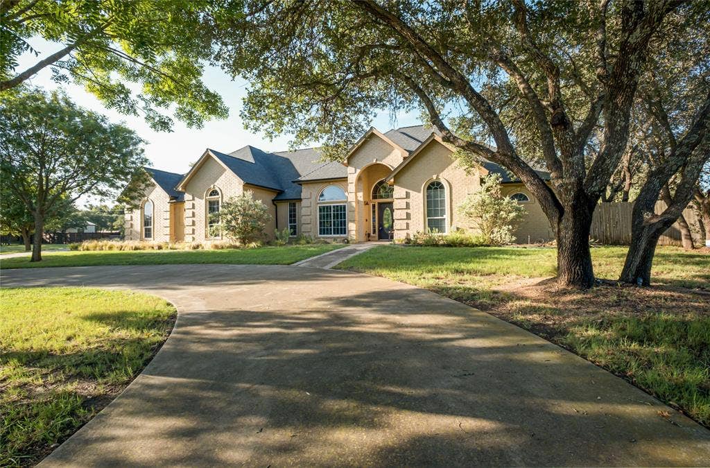 182 Lakeview Drive, Aledo, TX 76008 Front view from circle driveway.