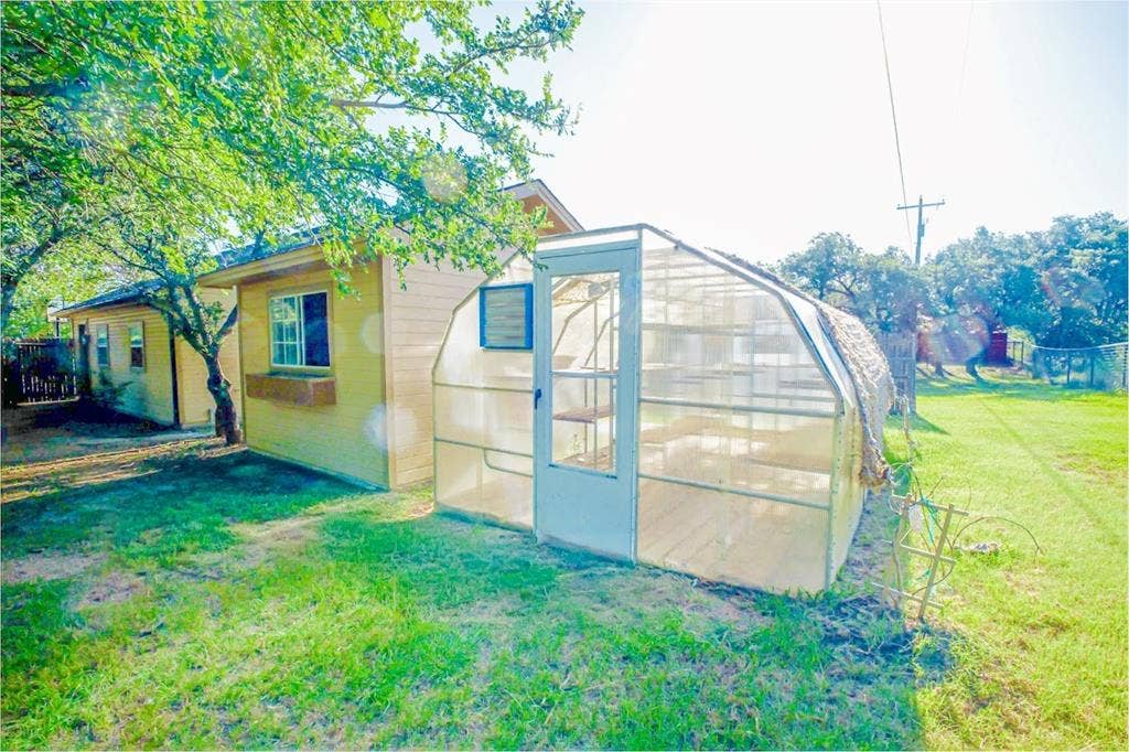 182 Lakeview Drive, Aledo, TX 76008 Green house, storage & shop buildings.