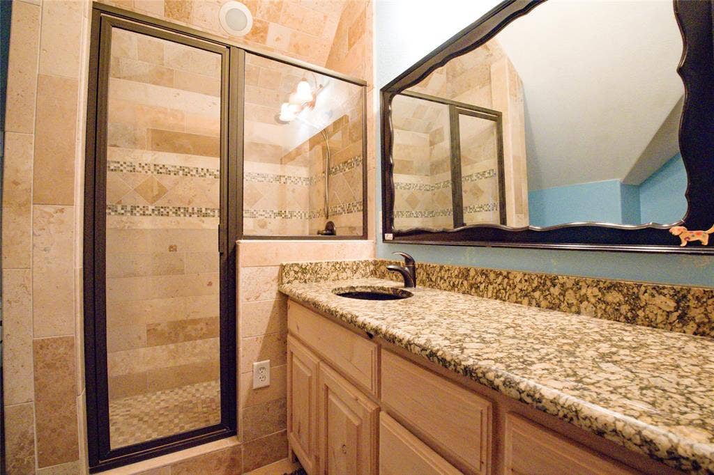 182 Lakeview Drive, Aledo, TX 76008 4th bathroom, only bathroom located upstairs.