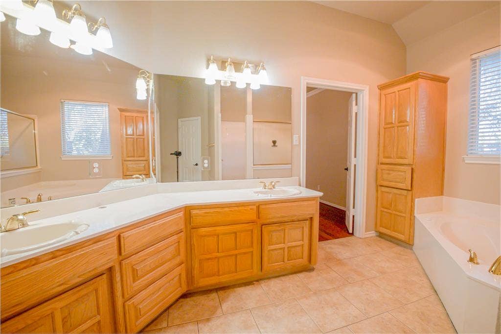 182 Lakeview Drive, Aledo, TX 76008 Additional view in primary bathroom.