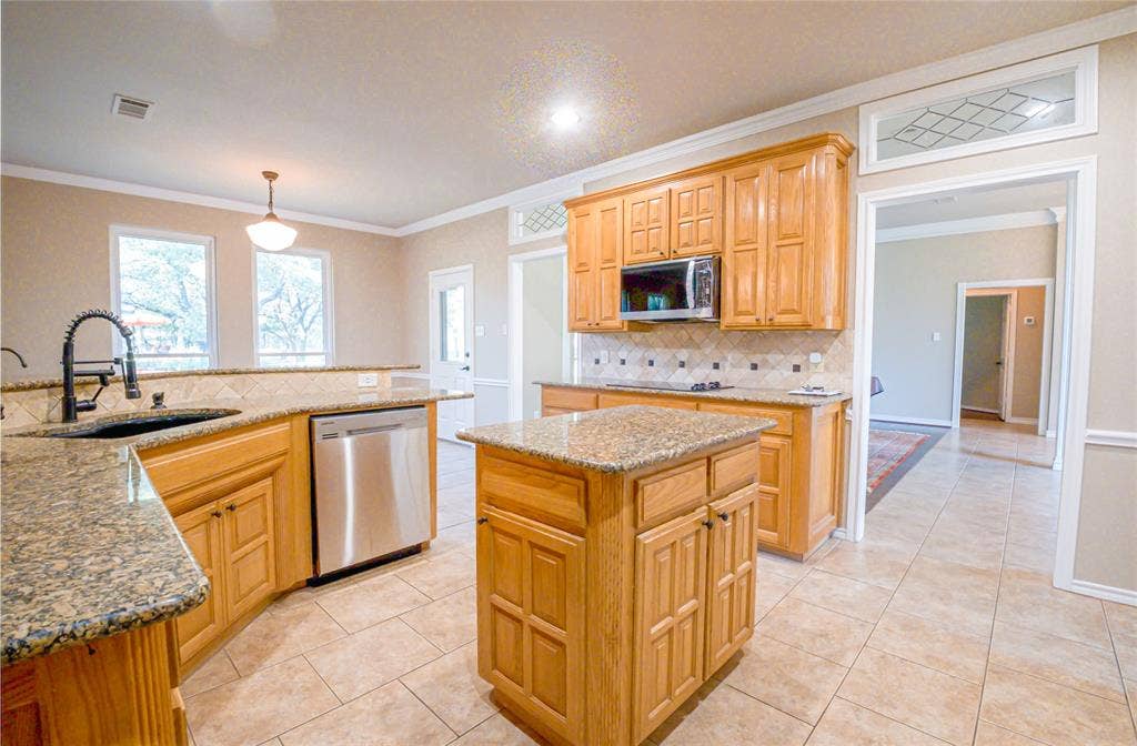 182 Lakeview Drive, Aledo, TX 76008 182 Lakeview Drive, Aledo, TX 76008