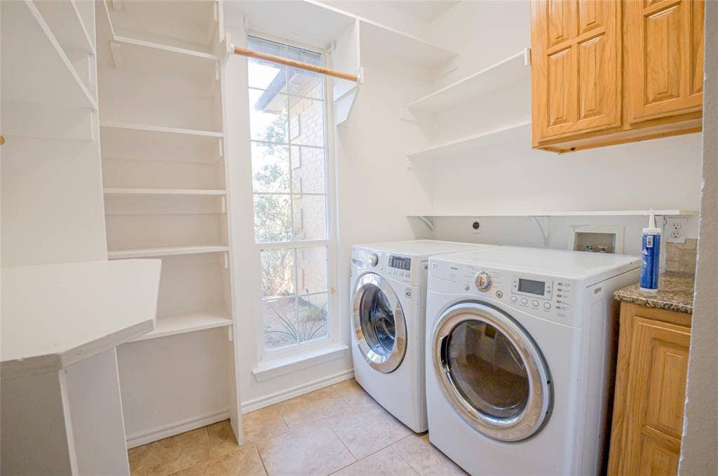 182 Lakeview Drive, Aledo, TX 76008 Utility room with pantry.