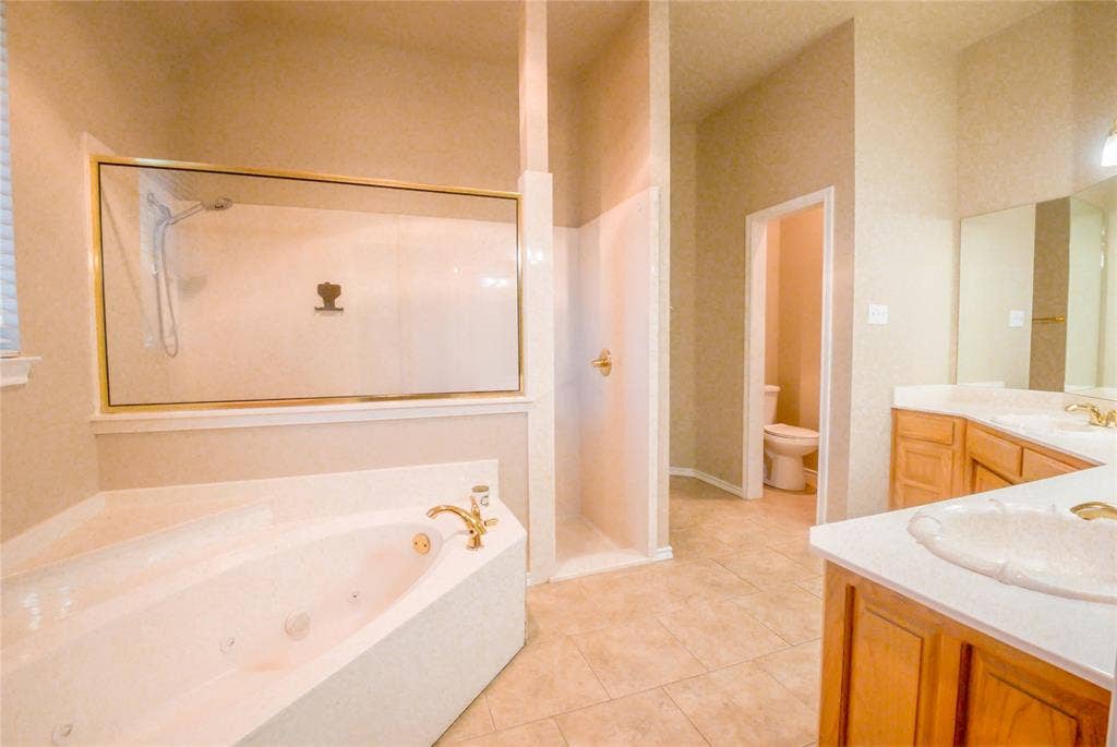 182 Lakeview Drive, Aledo, TX 76008 Primary bathroom.