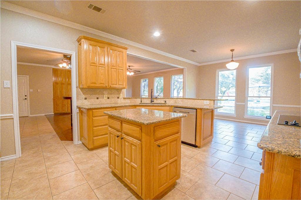 182 Lakeview Drive, Aledo, TX 76008 182 Lakeview Drive, Aledo, TX 76008