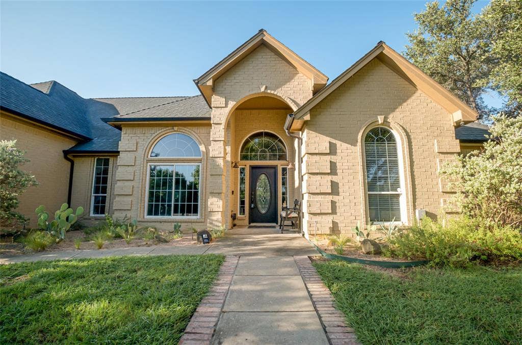 182 Lakeview Drive, Aledo, TX 76008 Front of home.