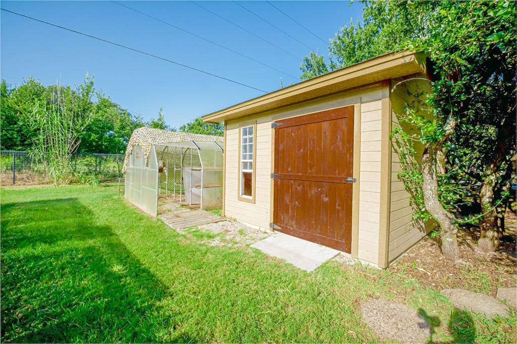 182 Lakeview Drive, Aledo, TX 76008 Storage building & greenhouse.