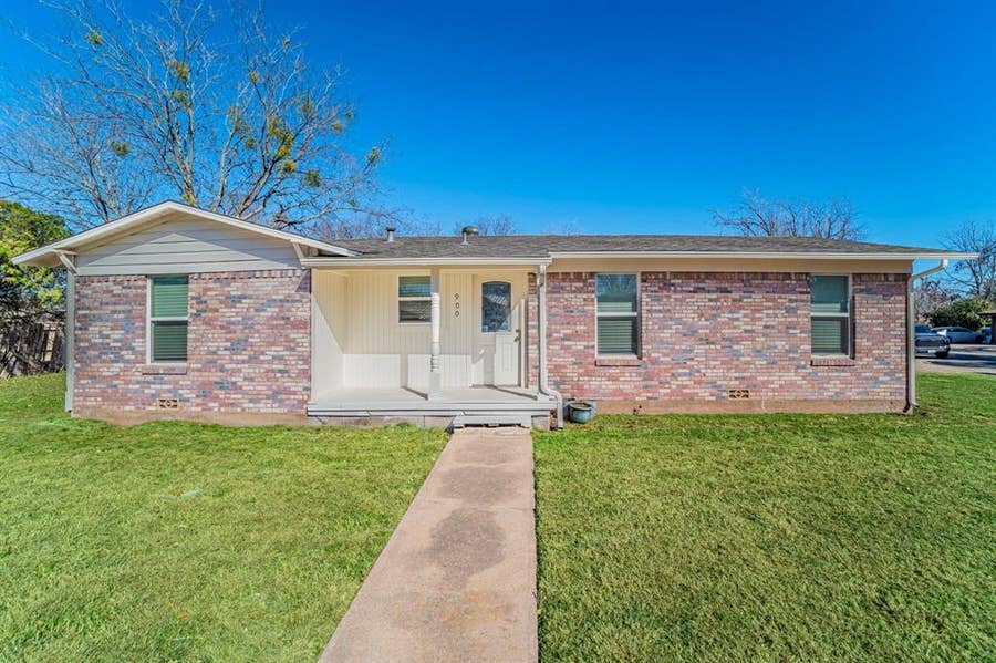 Property photo for 900 Elizabeth Boulevard, Granbury, TX