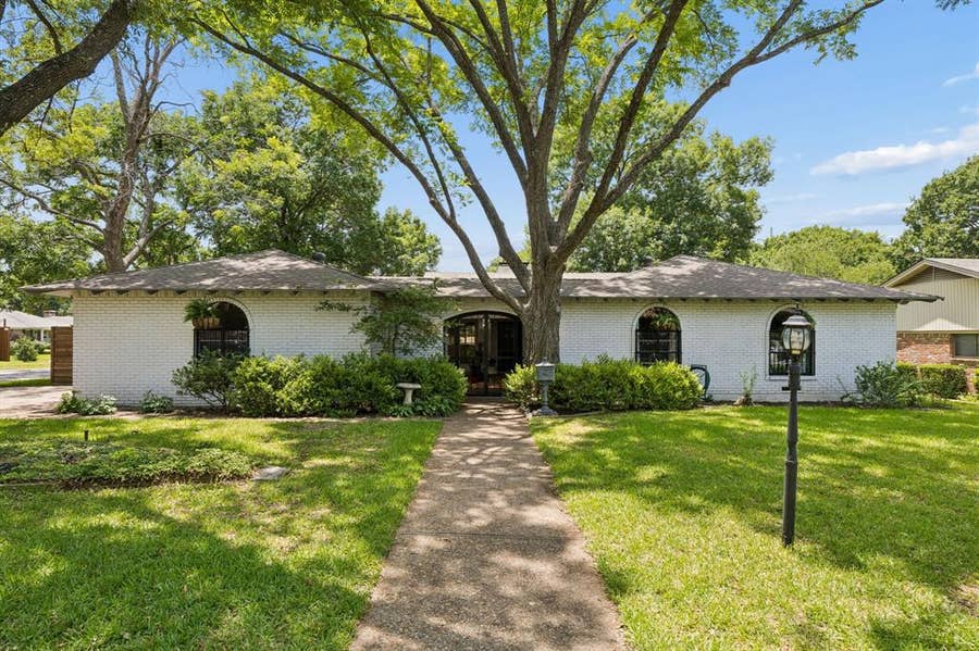 Property photo for 9519 Springwater Drive, Dallas, TX