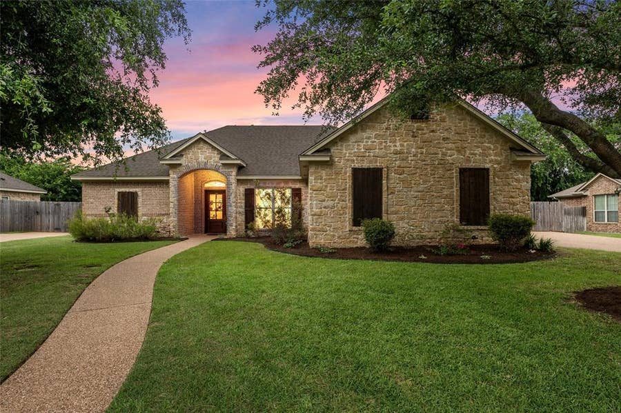 Property photo for 513 Kings Row, Woodway, TX