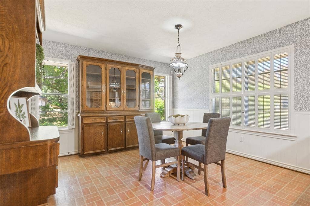 915 Grinnell Drive, Richardson, TX 75081 915 Grinnell Dr. - Breakfast area featuring a large windows overlooking the side and backyards, a solid-wood built-in hutch and desk, and convenient access to the covered back porch.