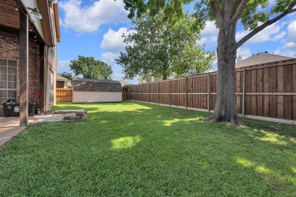 4622 Devonshire Drive, Grand Prairie, TX 75052 Expansive green lawn with a privacy fence