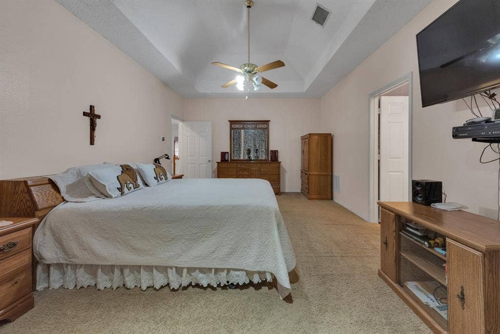 4622 Devonshire Drive, Grand Prairie, TX 75052 Recessed ceiling with central fan fixture