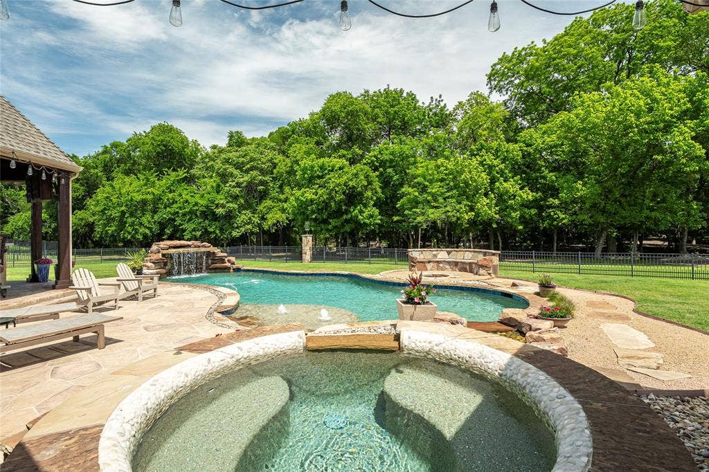 1615 Sara Cove, Lucas, TX 75002 Pool & hot tub