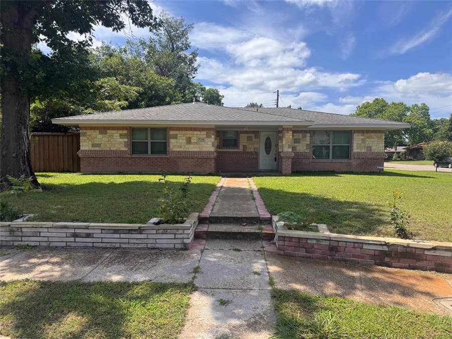 Property photo for 514 Lynn Drive E, Irving, TX