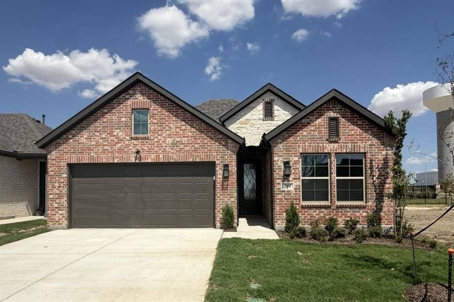 Property photo for 208 Ravenna Boulevard, Justin, TX