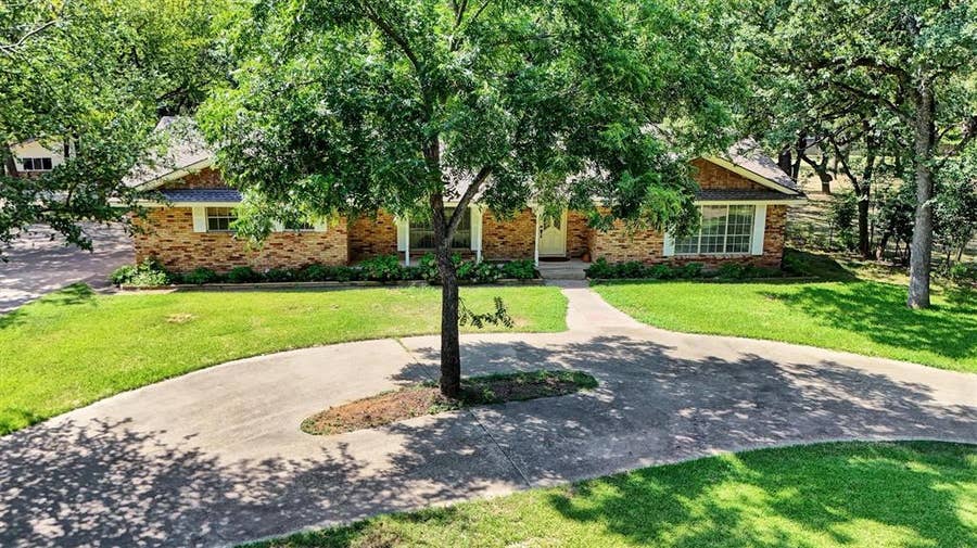 Property photo for 638 Arawe Circle E, Irving, TX