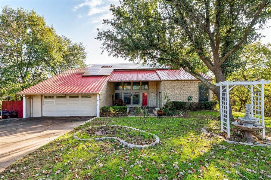 Property photo for 1612 Lakecrest Circle, Granbury, TX