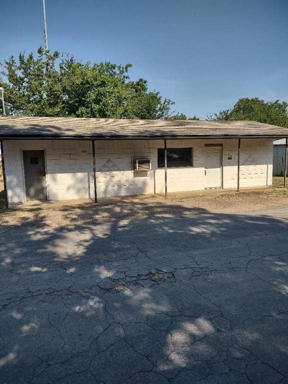 Property photo for 503 N Main Street, West, TX