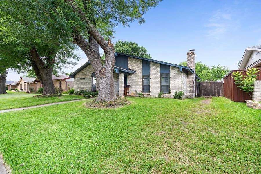 Property photo for 948 Meadowcove Circle, Garland, TX