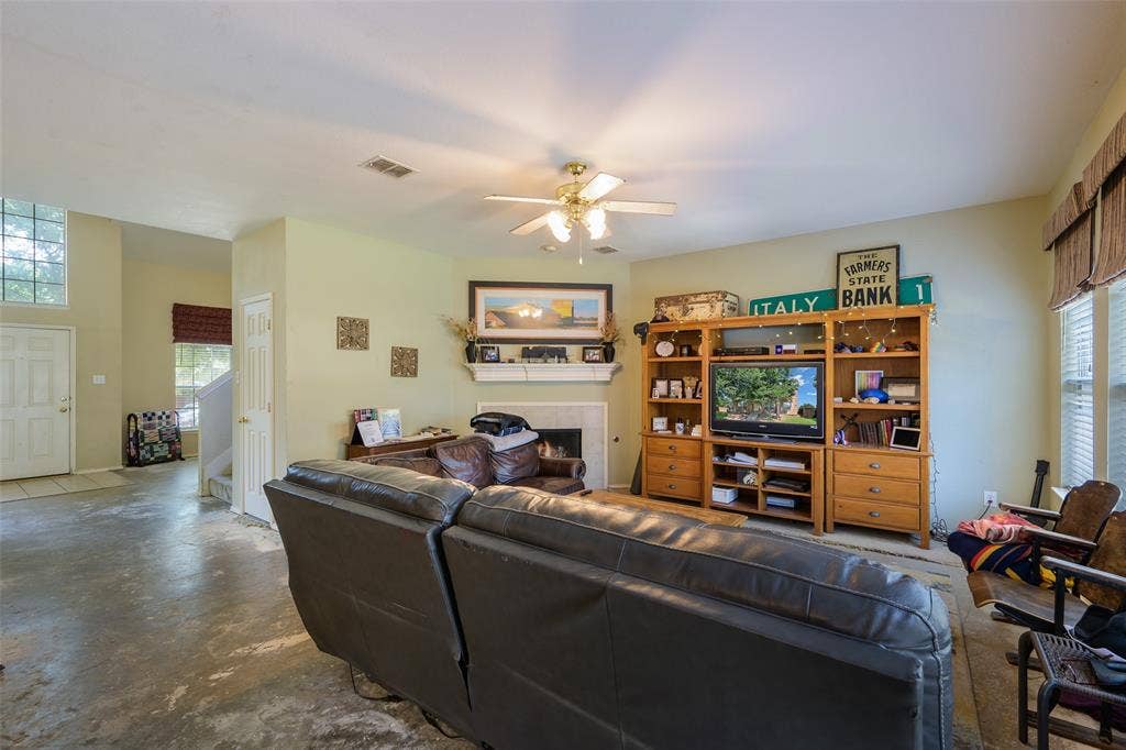211 Mineral Springs Drive, Allen, TX 75002 211 Mineral Springs Drive, Allen, TX 75002