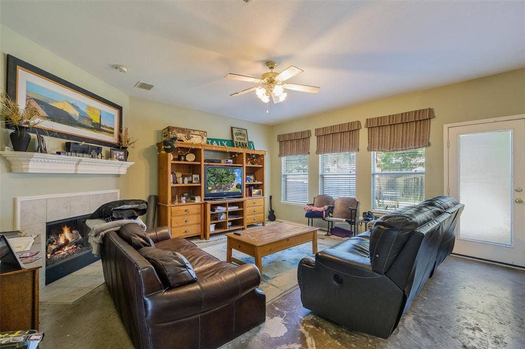 211 Mineral Springs Drive, Allen, TX 75002 211 Mineral Springs Drive, Allen, TX 75002