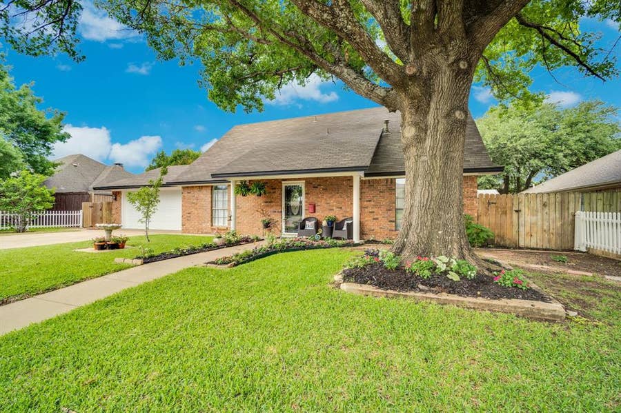 Property photo for 1647 E Pleasant Drive, Midlothian, TX