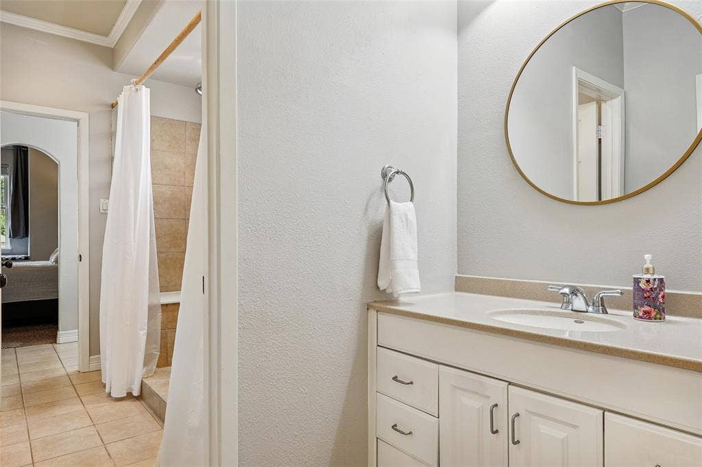 915 Skyline Drive, Argyle, TX 76226 Jack-and-Jill bath 3
