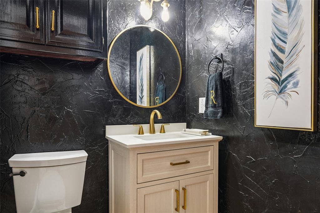 915 Skyline Drive, Argyle, TX 76226 Powder Bath