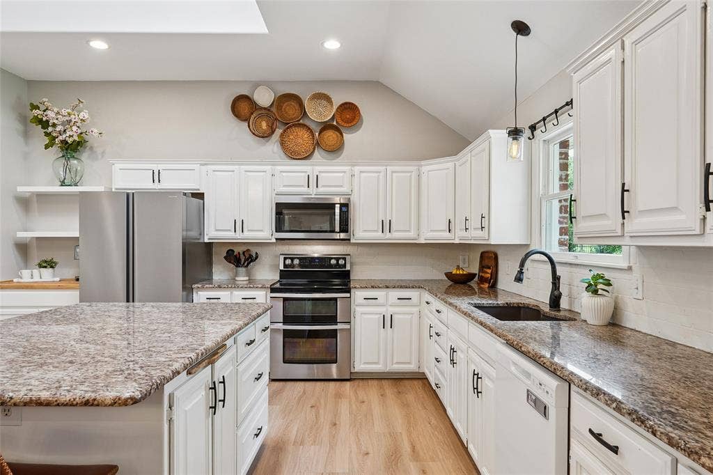 915 Skyline Drive, Argyle, TX 76226 915 Skyline Drive, Argyle, TX 76226