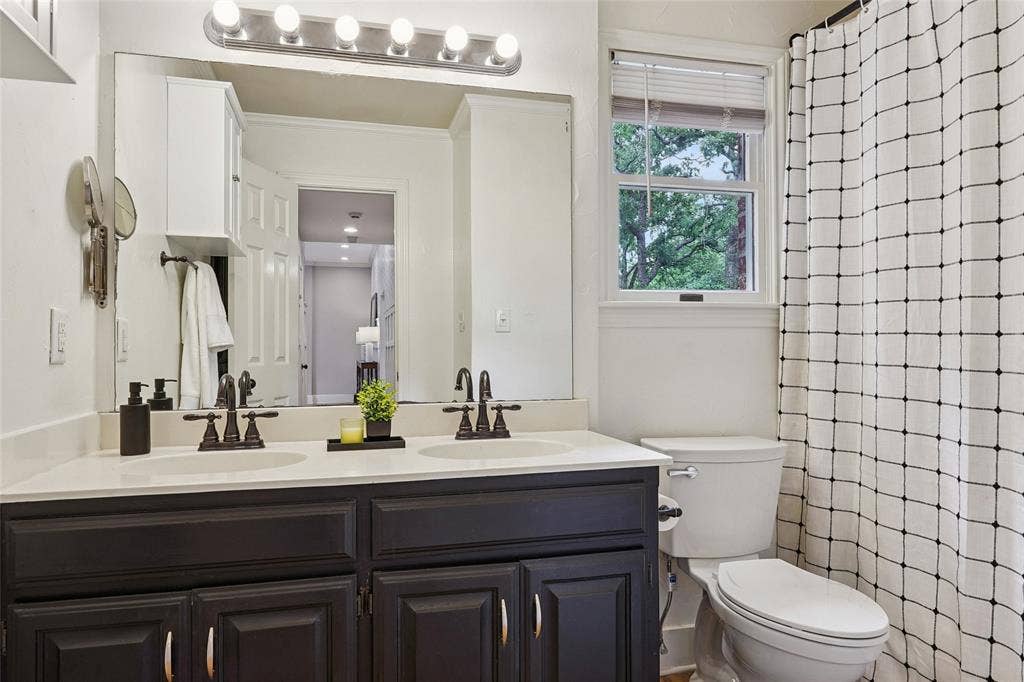 915 Skyline Drive, Argyle, TX 76226 Bath 2