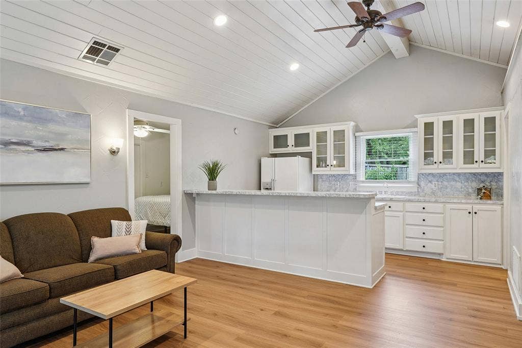 915 Skyline Drive, Argyle, TX 76226 Guest house Living and door to bedroom