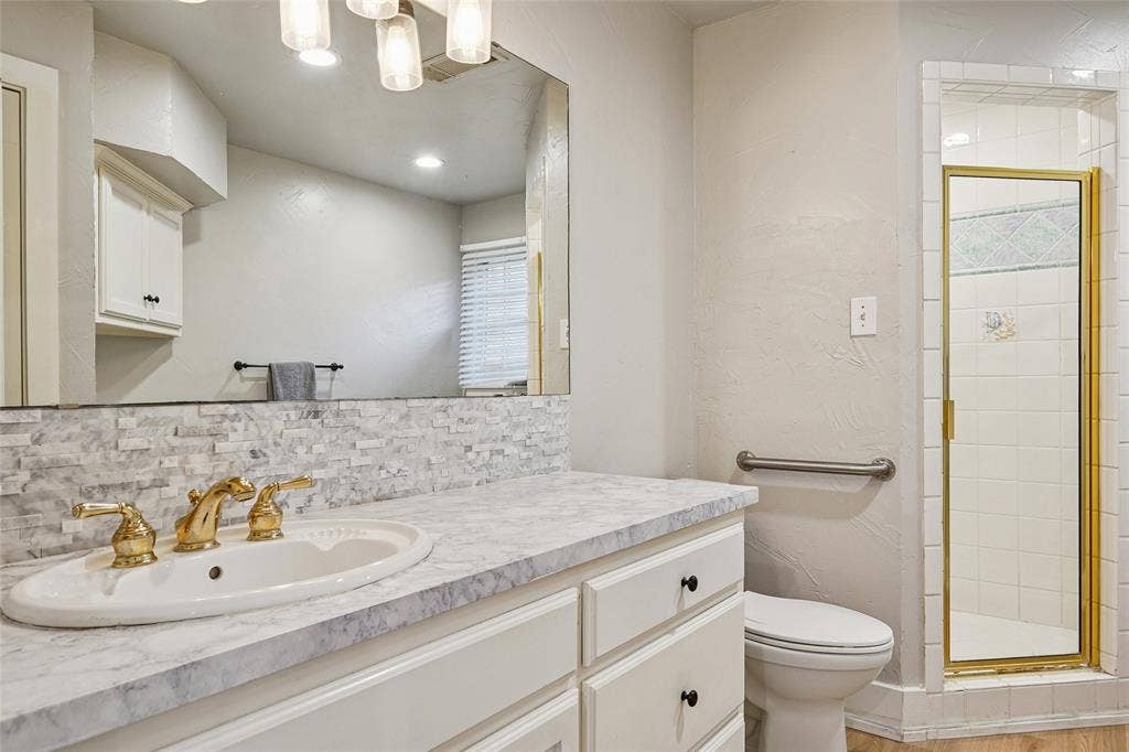 915 Skyline Drive, Argyle, TX 76226 Guest House Bath