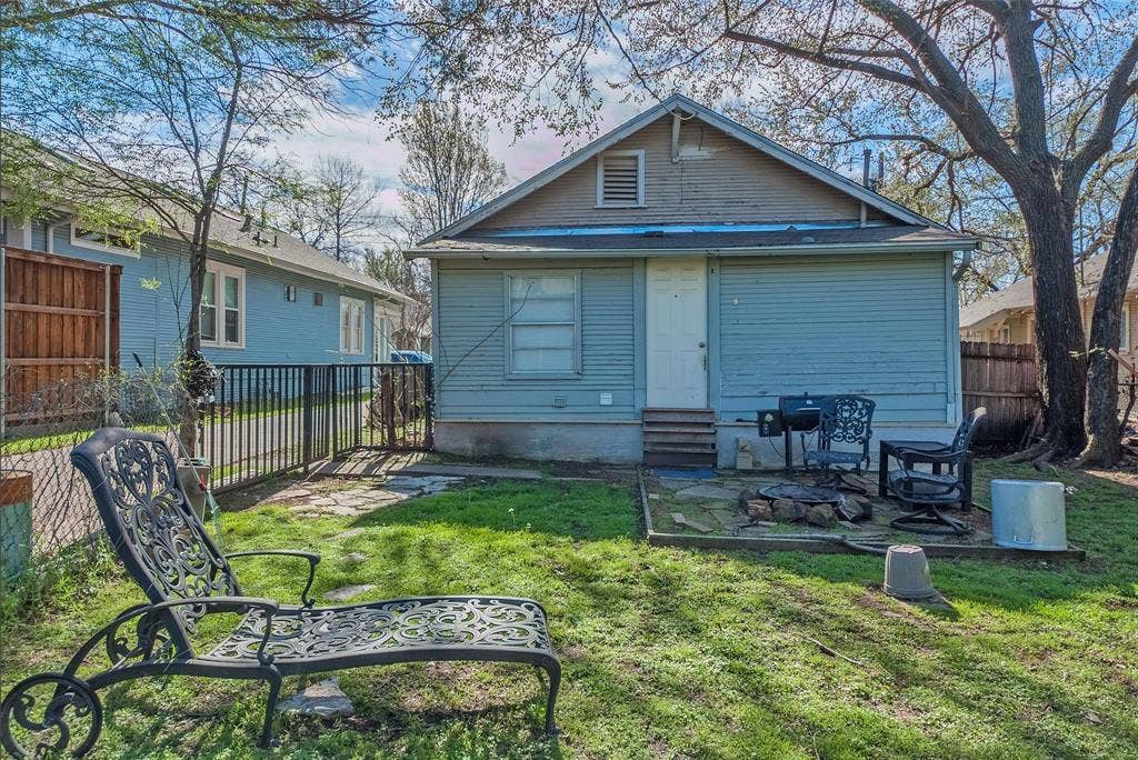 5405 Worth Street, Dallas, TX 75214 A cozy backyard with a patio area and a grill, perfect for outdoor cooking and relaxation.