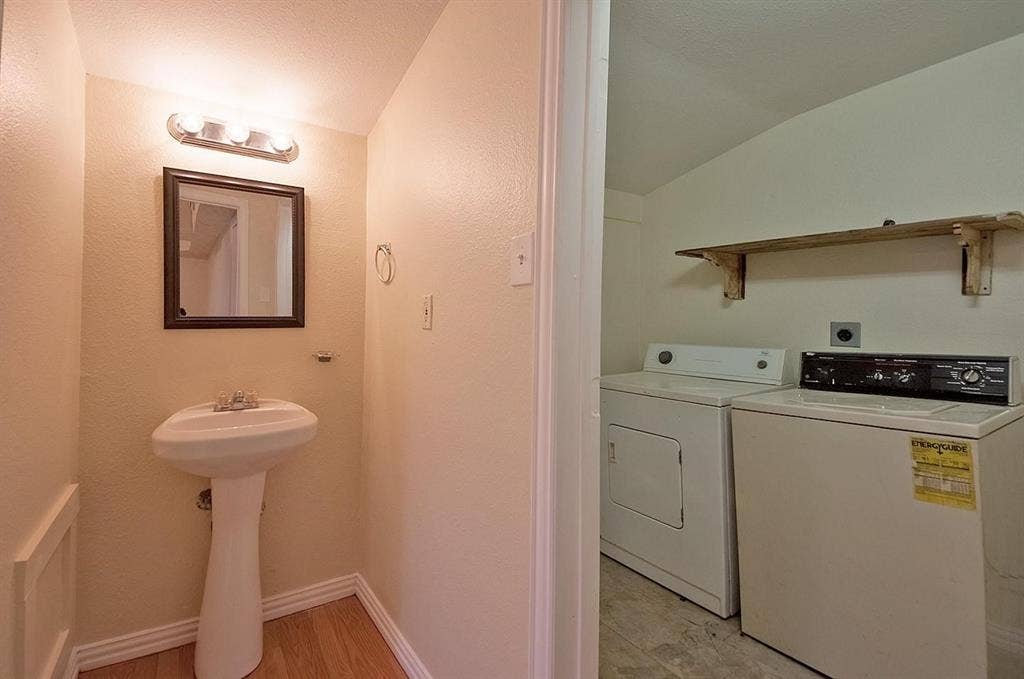5405 Worth Street, Dallas, TX 75214 A separate utility room beside the bathroom
