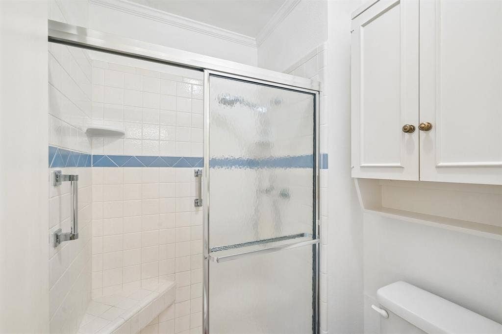 12518 High Meadow Drive, Dallas, TX 75244 Primary suite bathroom