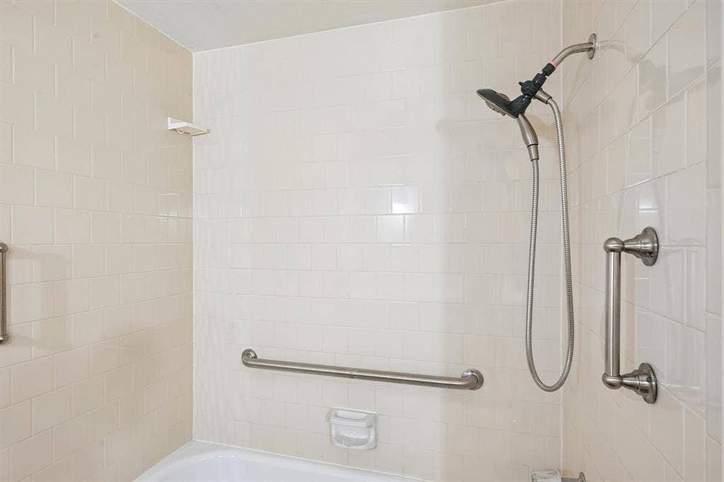 12518 High Meadow Drive, Dallas, TX 75244 Jack and Jill bathroom