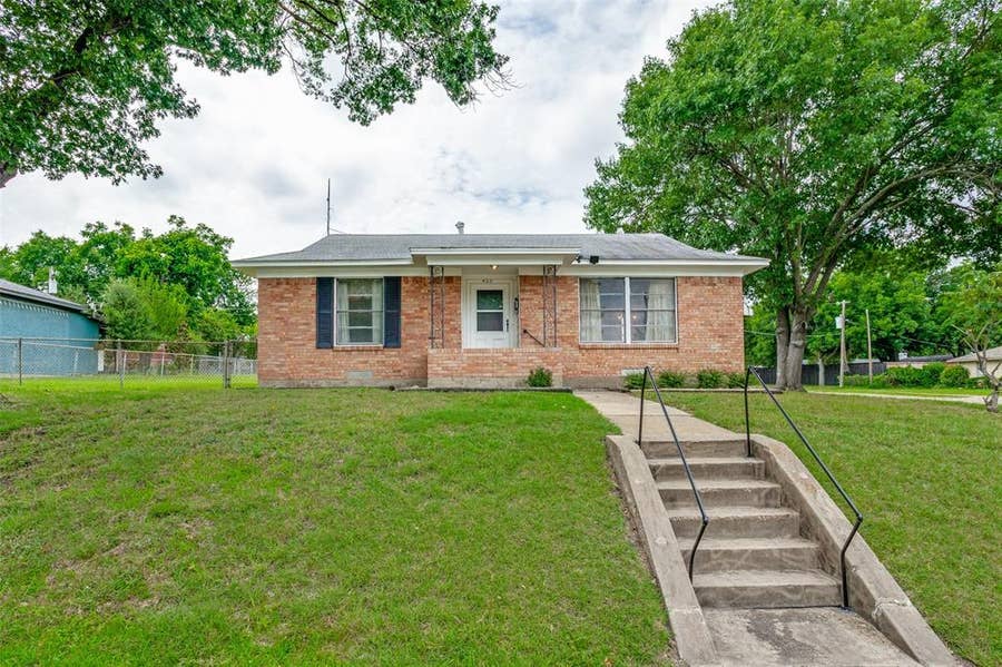 Property photo for 422 W Daugherty Drive, Garland, TX