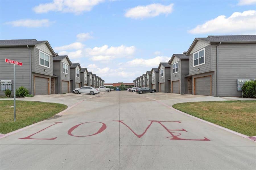 Property photo for 128 Abbey Park Court, Granbury, TX