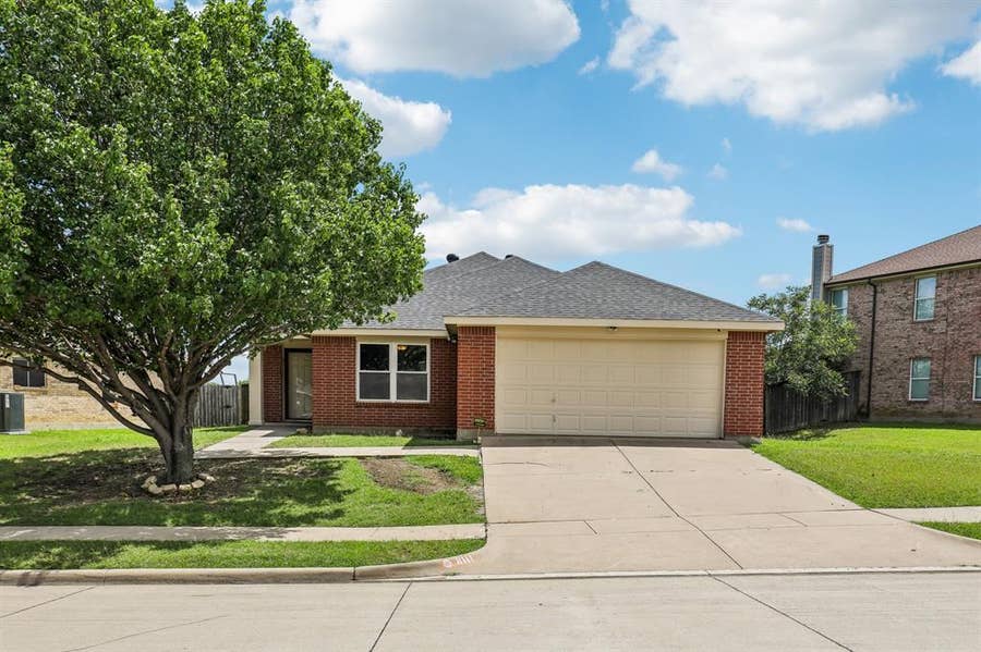 Property photo for 8111 Macgregor Drive, Arlington, TX