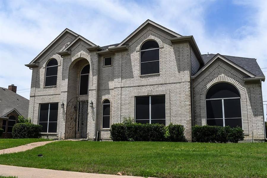 Property photo for 409 Royal Crest Drive, DeSoto, TX