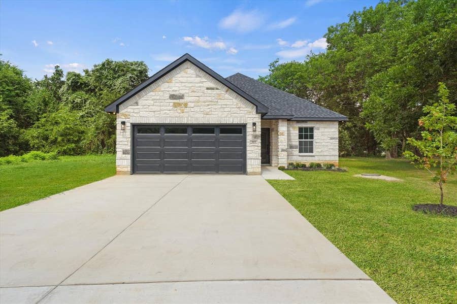 Property photo for 203 Kalura Way, Tool, TX