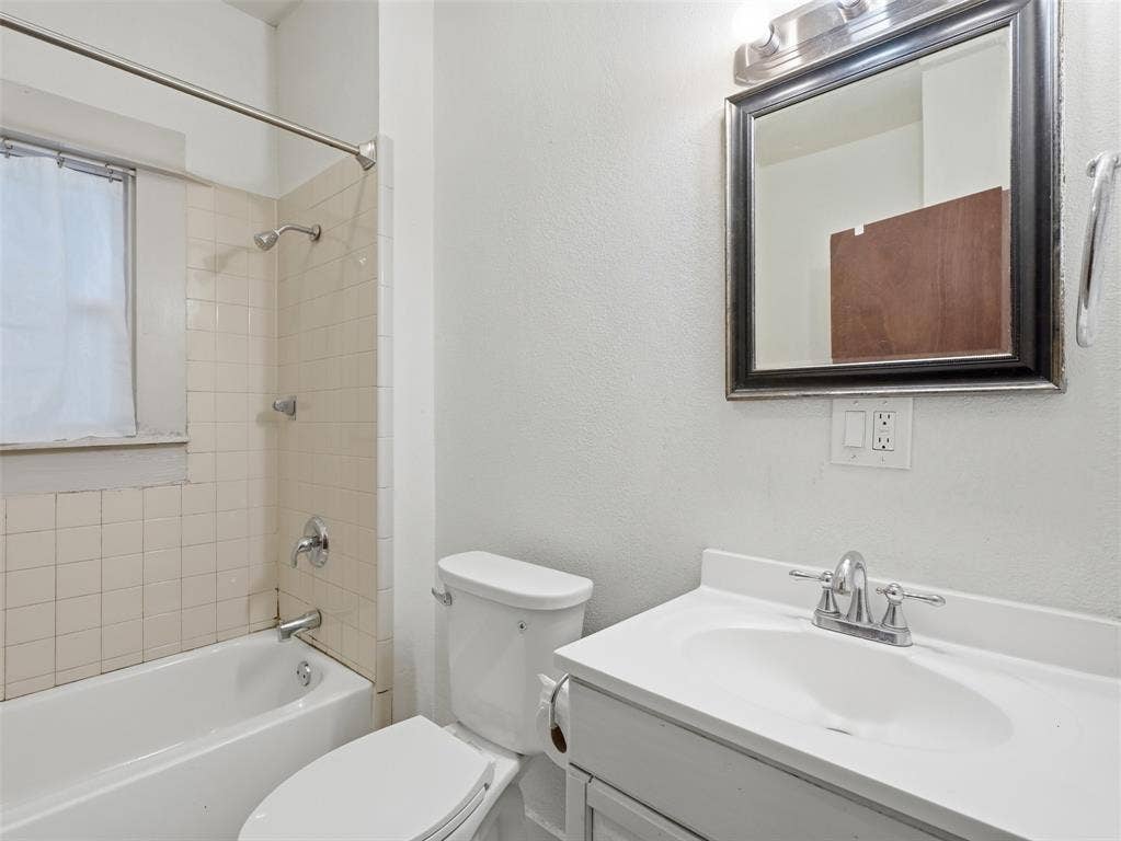 813 W 8th Street, #3, Dallas, TX 75208 813 W 8th Street, #3, Dallas, TX 75208