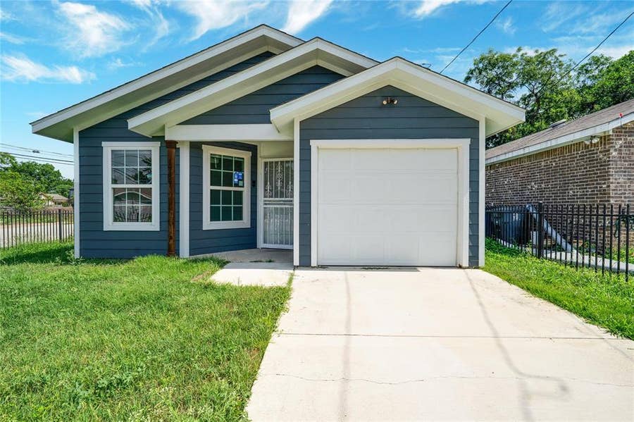 Property photo for 1739 Mcbroom Street, Dallas, TX