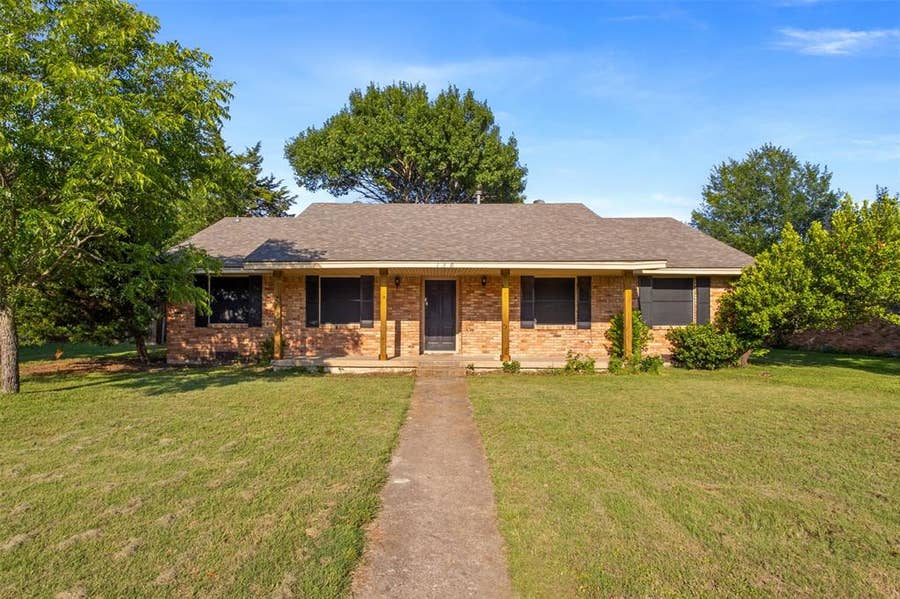 Property photo for 130 Blue Sky Drive, DeSoto, TX