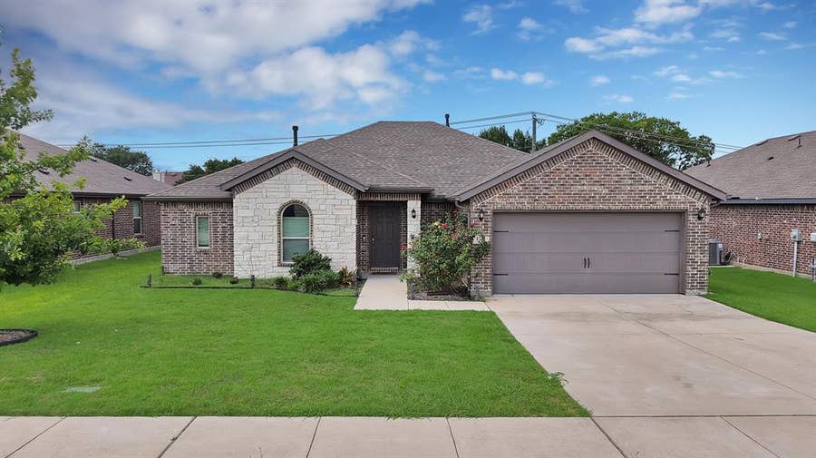 Property photo for 1338 Winding Hollow Drive, Grand Prairie, TX