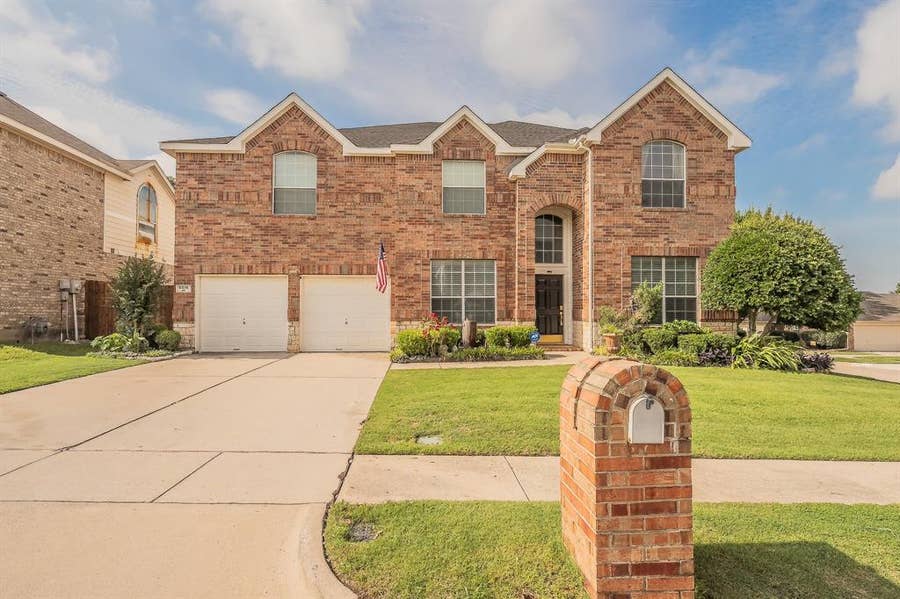 Property photo for 5516 Dunn Hill Drive, Fort Worth, TX