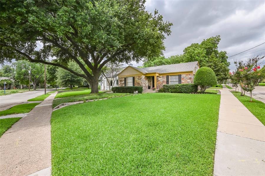 Property photo for 2819 Maple Springs Boulevard, Dallas, TX